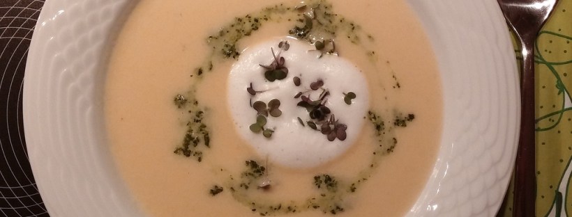 Kohlrabicremesuppe mit Rucolapesto