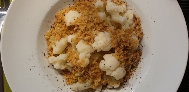 Karfiol mit Kräuterbrösel