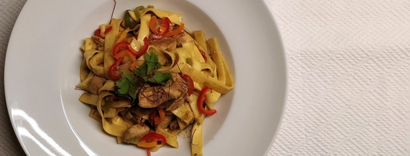 Hühnerbrust mit scharfen Nudeln