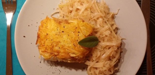 Heilbutt mit Erdpäfel-Senf-Kruste auf Veltliner-Weißkraut