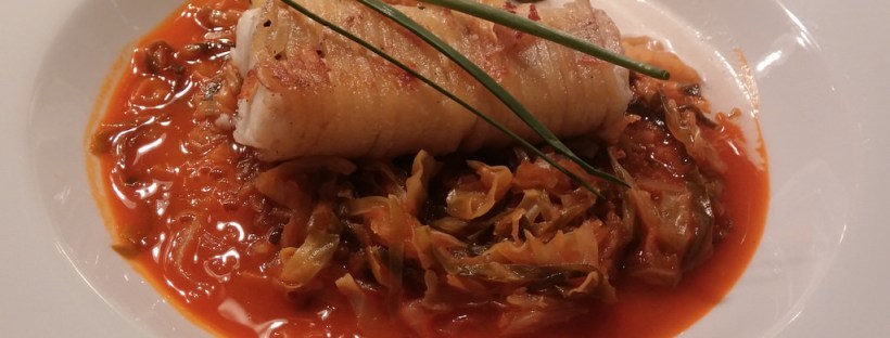 "Gewickelter" Kabeljau auf Paprika-Kraut