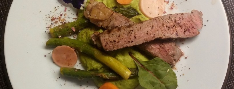 Rumpsteak mit Spargel und Erbsenpüree