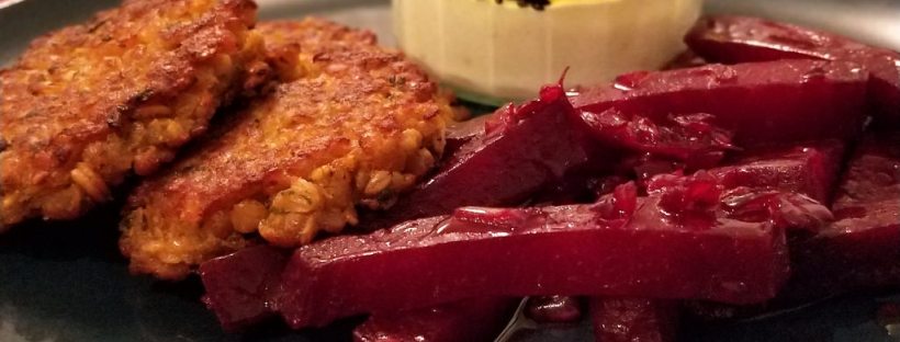 Rote Linsen-Bratlinge mit Rote Rüben-Gemüse