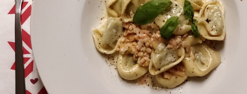 Tortellini mit Räucherlachs und Pinienkernen