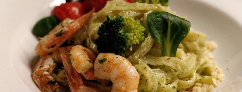Tagliatelle mit Brokkoli-Pesto, Tomaten und Garnelen