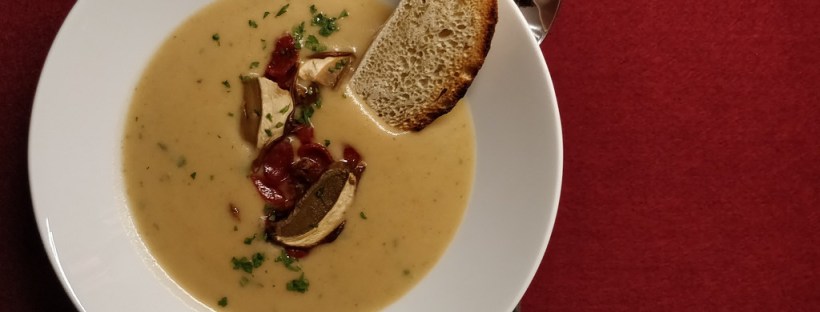 Erdäpfelcremesuppe mit Steinpilzen