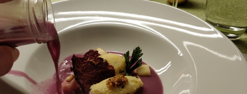 Rotkrautsuppe mit Grießnockerln