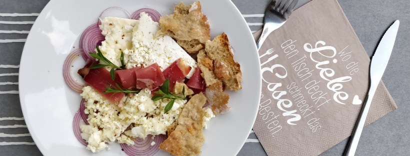 Südtiroler Jause mit Graukäse, Speck und Schüttlebrot