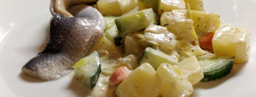 Lauwarme Erdäpfel-Gurken mit Hering