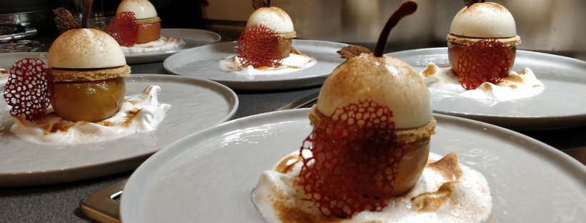 Bratapfel mit Haube im Schnee