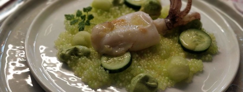 Limetten Tapioka mit Gurken, Avocado und sautierten Calamaretti