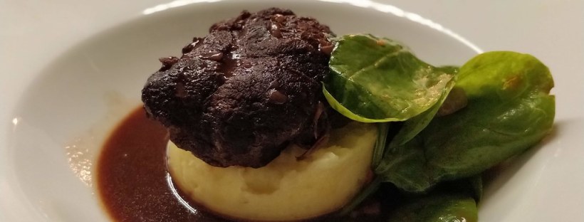 Schweinsbäckchen auf Erdäpfel-Ingwer-Stampf mit scharfem Spinat