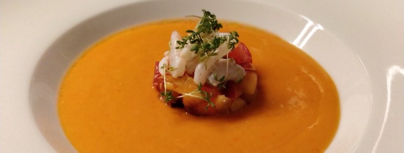 Kokos-Gazpacho mit Paradeiser, Pfirsich und Limetten-Garnelen