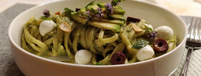 Linguine mit Avocado-Minz-Sauce, Mozzarella und Oliven