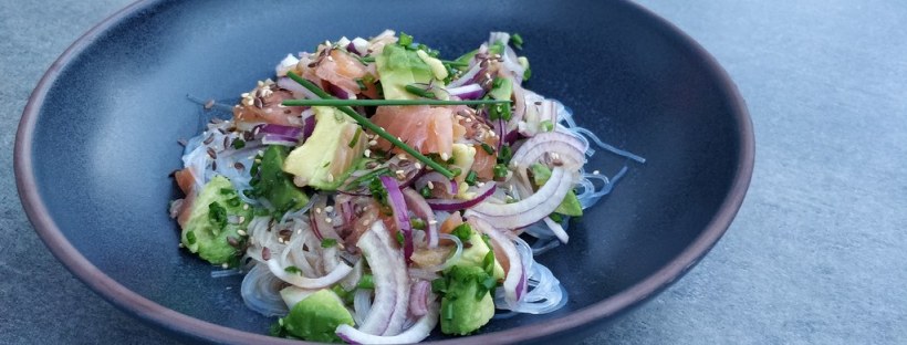 Somen-Nudelsalat mit Räucherlachs und Avocado