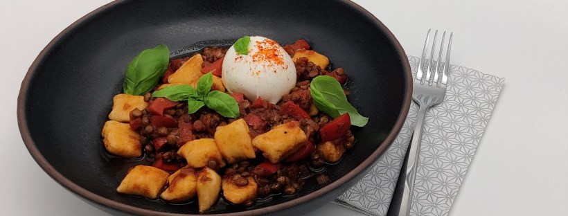 Erdäpfel-Gnocchi mit Linsen-Sugo