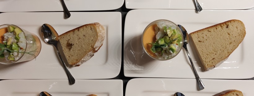 Schräger Tomatenpudding mit Avocado und Garnele