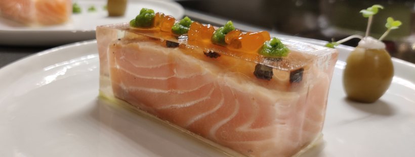 Gebeizter Lachs in Gin-Tonic mit Gurke und Pfeffer